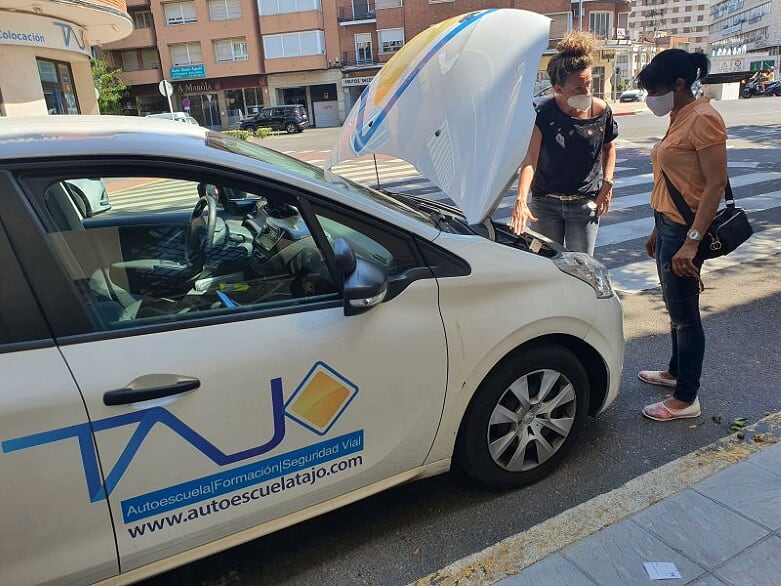 Coche averiado en la calzada